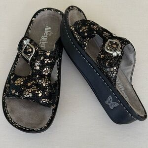 Alegria Women's Size EUR 38 7.5-8  Peggy Buckle Sandals, Black / Silver Scale